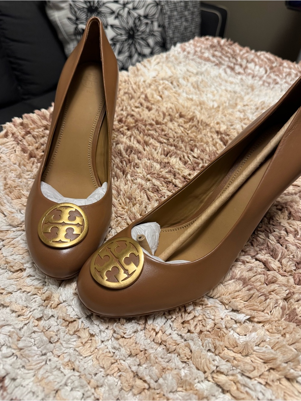 Tory Burch Brown Leather Wedge Pumps with Gold Logo Medallion - Picture 2 of 4